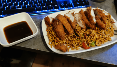 Gebratene Nudeln mit Panko Hähnchenbrust