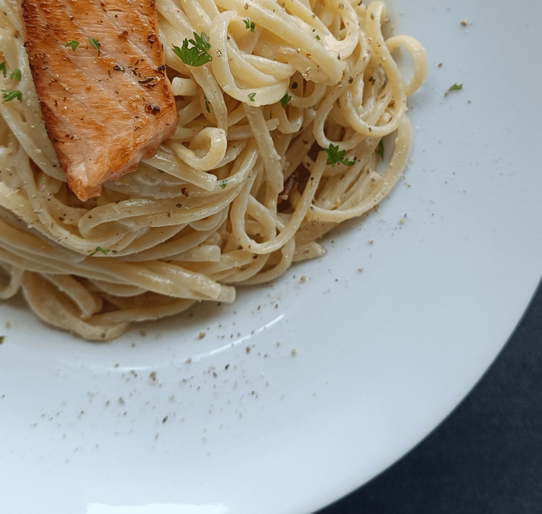 Sommerliche Zitronencarbonara mit Lachs