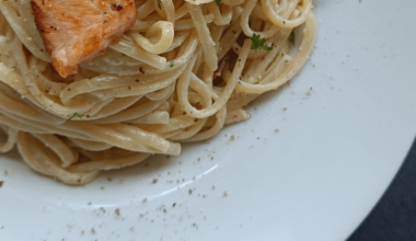 Sommerliche Zitronencarbonara mit Lachs