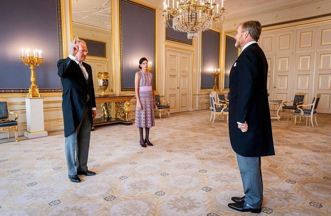 Willem-Alexander of the Netherlands swears in two new members of the state council