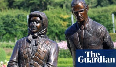 Statue of queen derided as looking more like Mrs Doubtfire