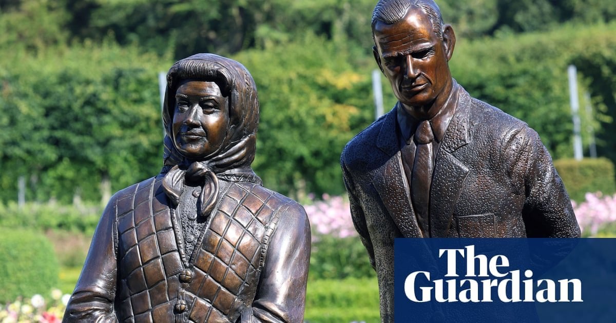 Statue of queen derided as looking more like Mrs Doubtfire