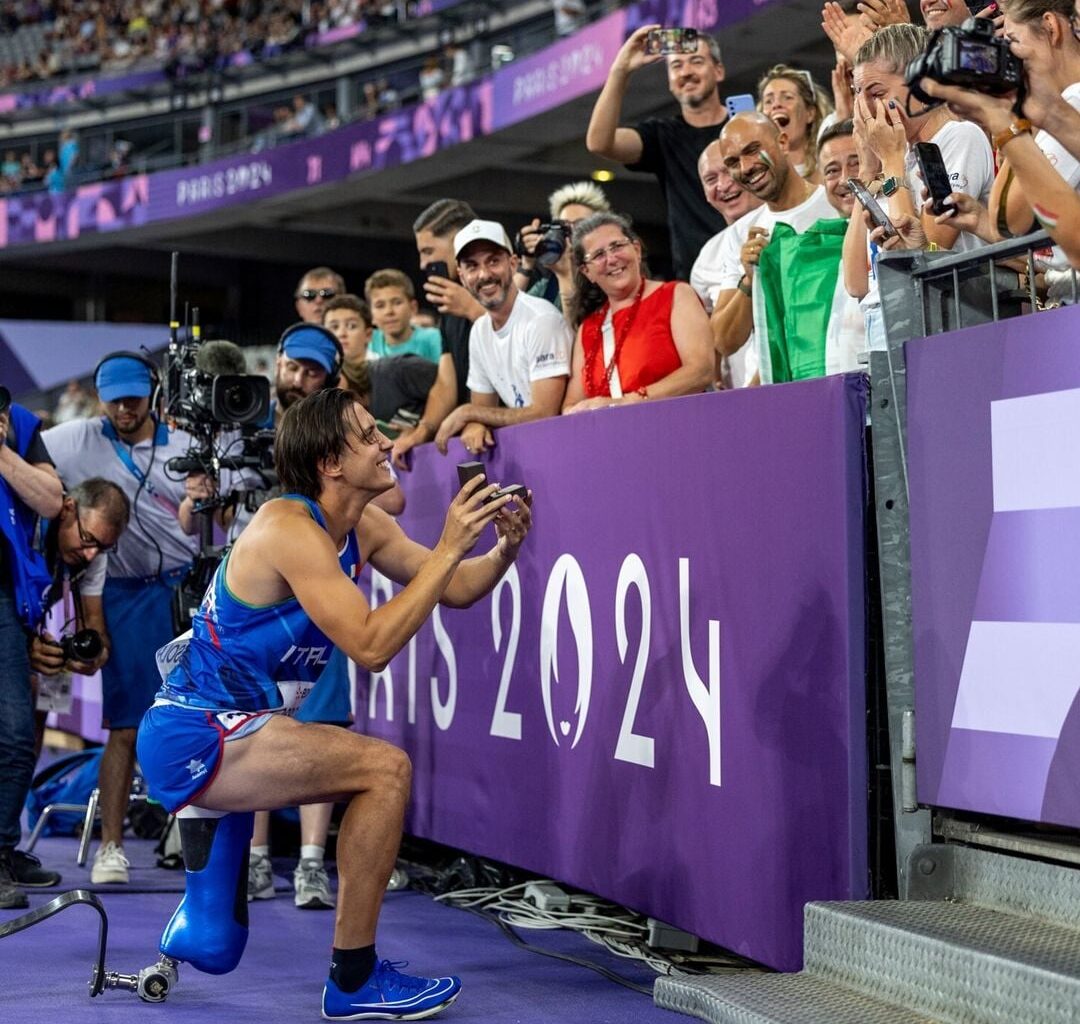 Alessandro Ossola proposed to his girlfriend after the 100m T63 Heats.   Guess what!!! SHE SAID YES! 💍