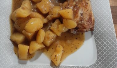 Geschmorte Hähnchenkeule mit Kartoffeln