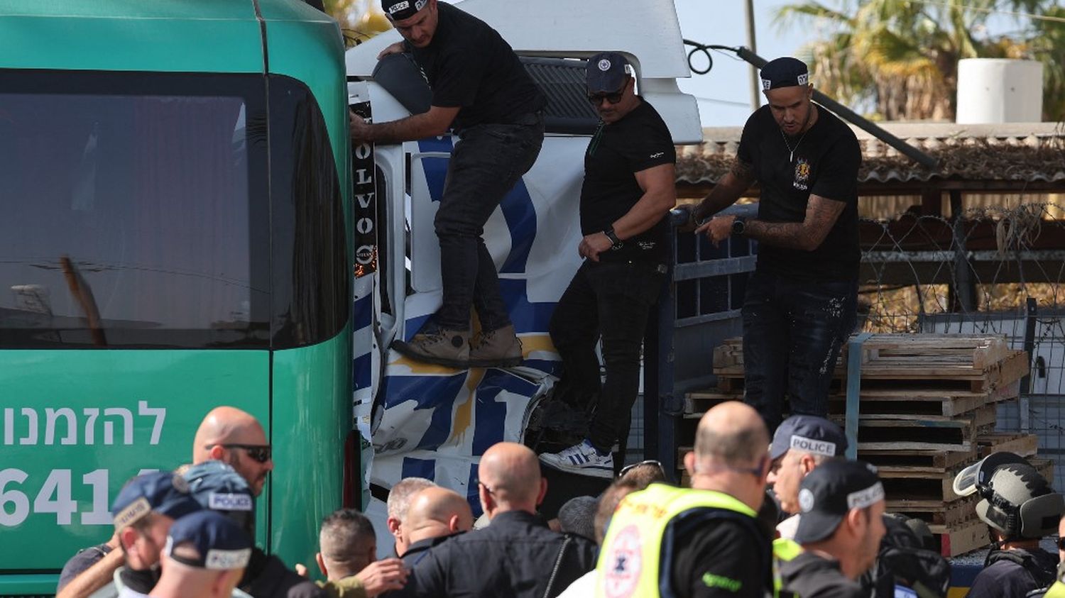 un camion percute une station de bus près du siège du renseignement israélien, la police évoque une attaque terroriste