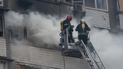 Des pompiers interviennent sur un immeuble incendié après une frappe, le 2 janvier 2024 à Kiev (Ukraine). (DANYLO ANTONIUK / ANADOLU / AFP)