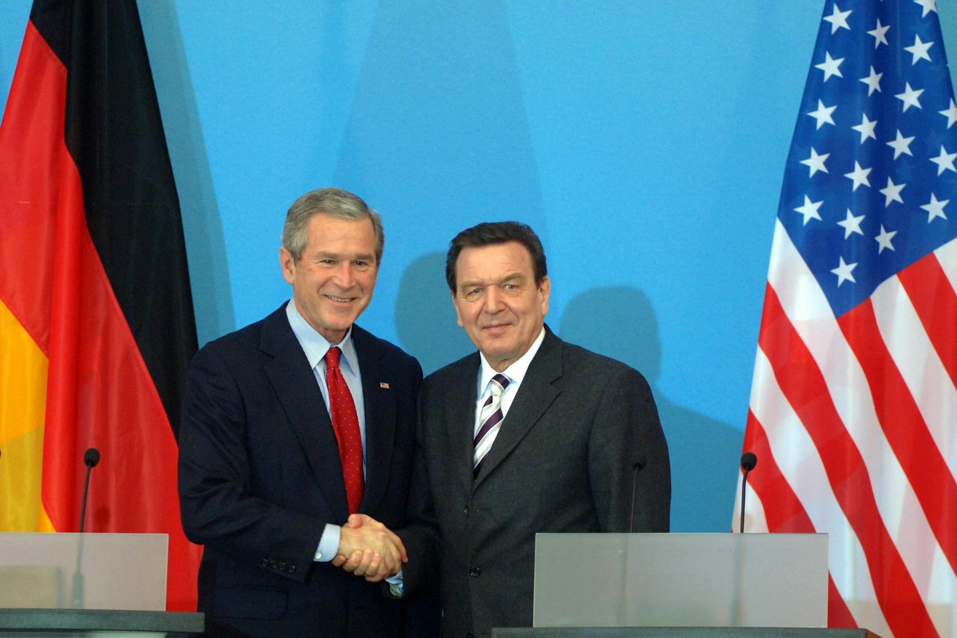 US-Präsident George W.Bush (l) und Bundeskanzler Gerhard Schröder reichen sich am Mittwoch (23.02.2005) in Mainz nach der Pressekonferenz die Hände. Schröder wollte nicht in den Irak-Krieg ziehen.