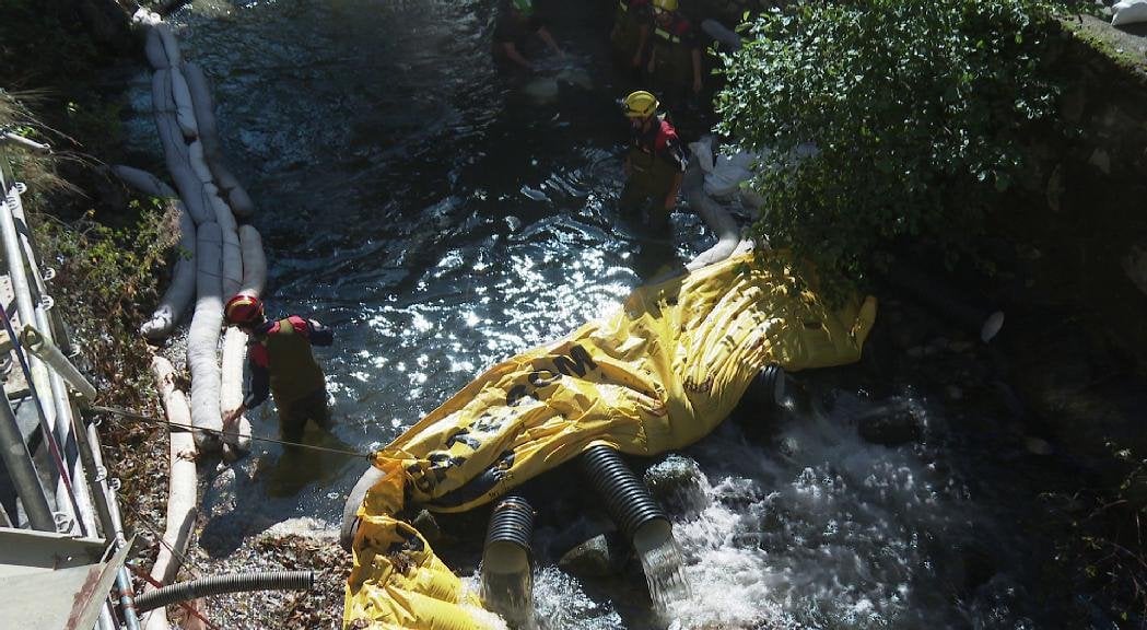 Més de 14.000 litres de gasoil vessats al riu Madriu