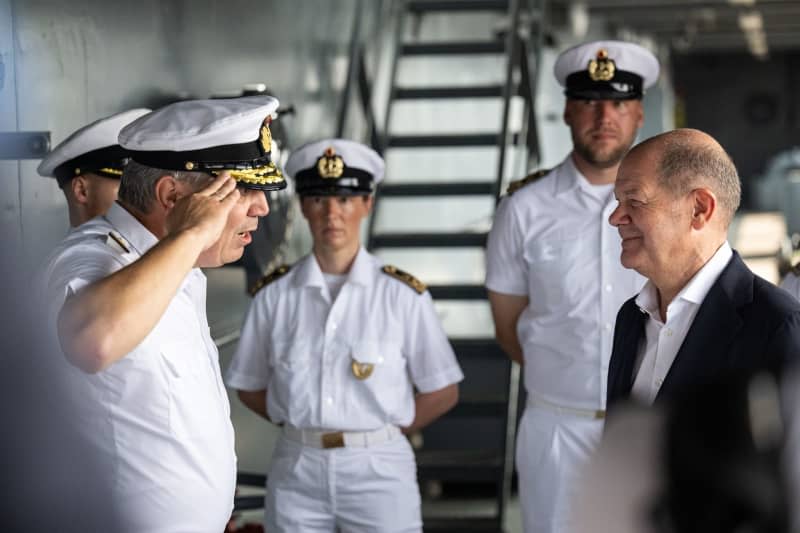 German Chancellor Olaf Scholz is greeted by Navy Admiral Helge Risch at the task force provider "Frankfurt am Main". On the last day of his trip to India, the Federal Chancellor visits a frigate and a task force provider of the German Navy. Hannes P. Albert/dpa