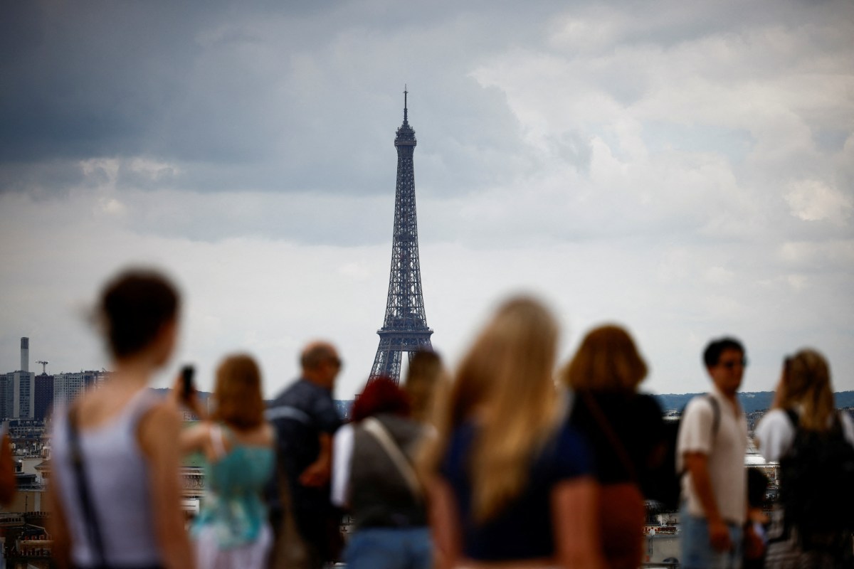 Moody's lowers France's outlook on budget fears, maintains rating