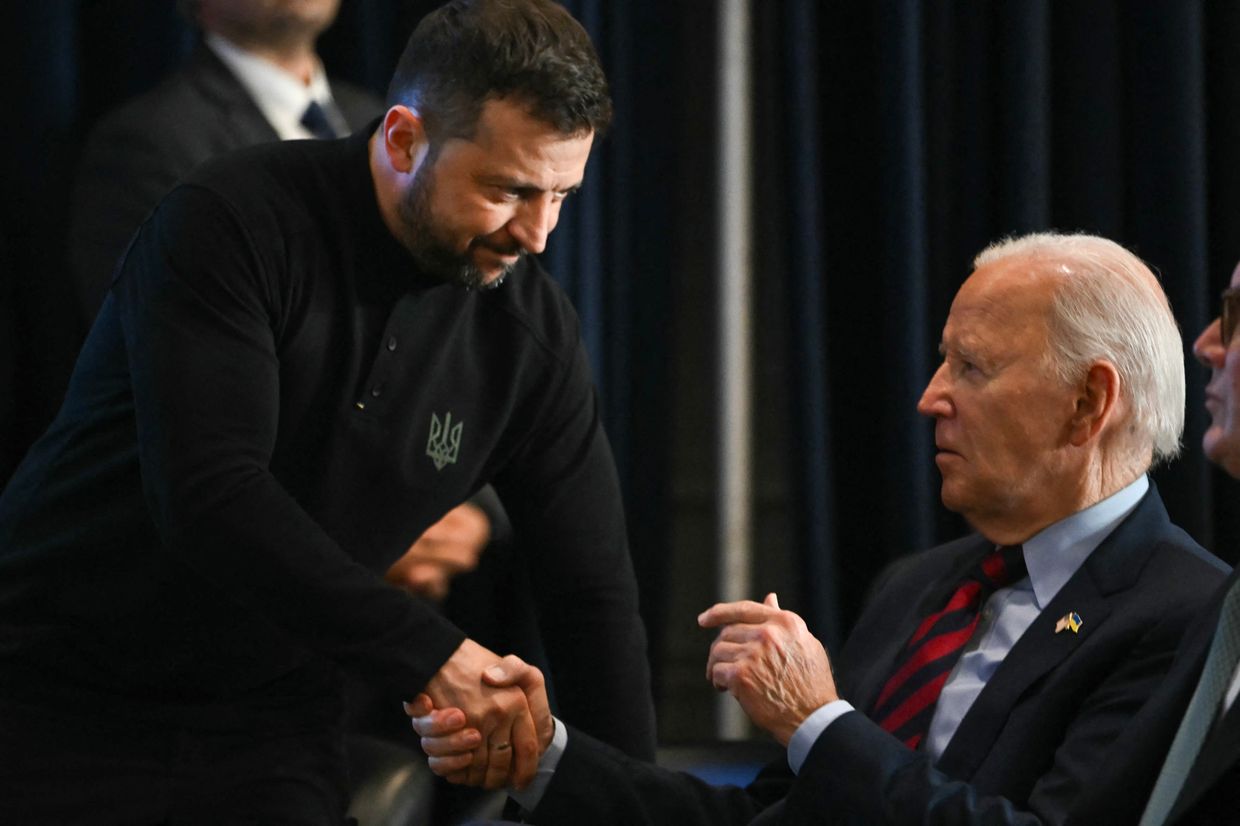  (L-R) Ukrainian President Zelensky shakes hands with US President Biden during a Joint Declaration event at the UN in New York on Sep. 25, 2024.