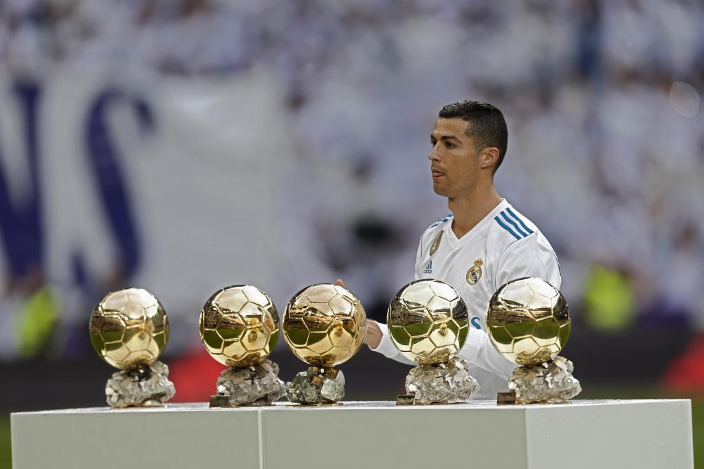 Cristiano Ronaldo, como jugador del Real Madrid, muestra sus cinco galardones del Balón de Oro, en 2017.