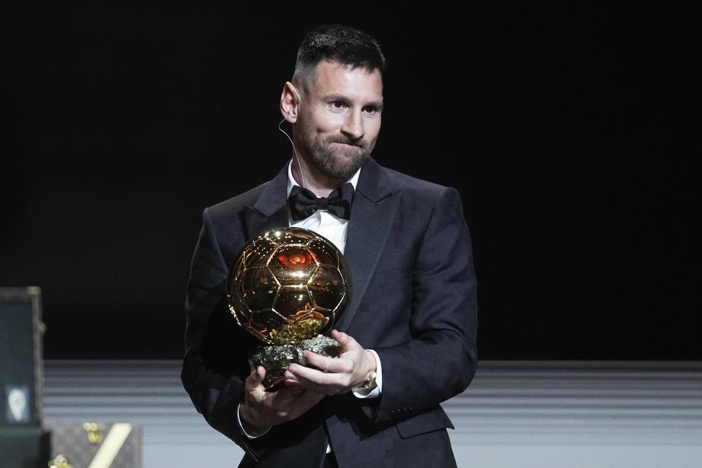 Leo Messi, en 2023, recibiendo su octavo Balón de Oro.