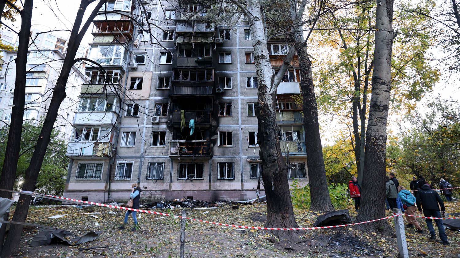 une attaque de drone à Kiev fait neuf blessés, tandis que la Russie revendique la prise d'un village dans le nord-est