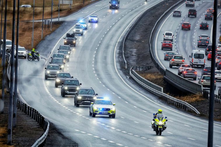 Zelensky's convoy on its way to Thingvellir