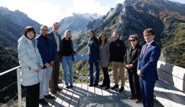 The Spanish royal family greet the residents of Sotres (Cabrales).