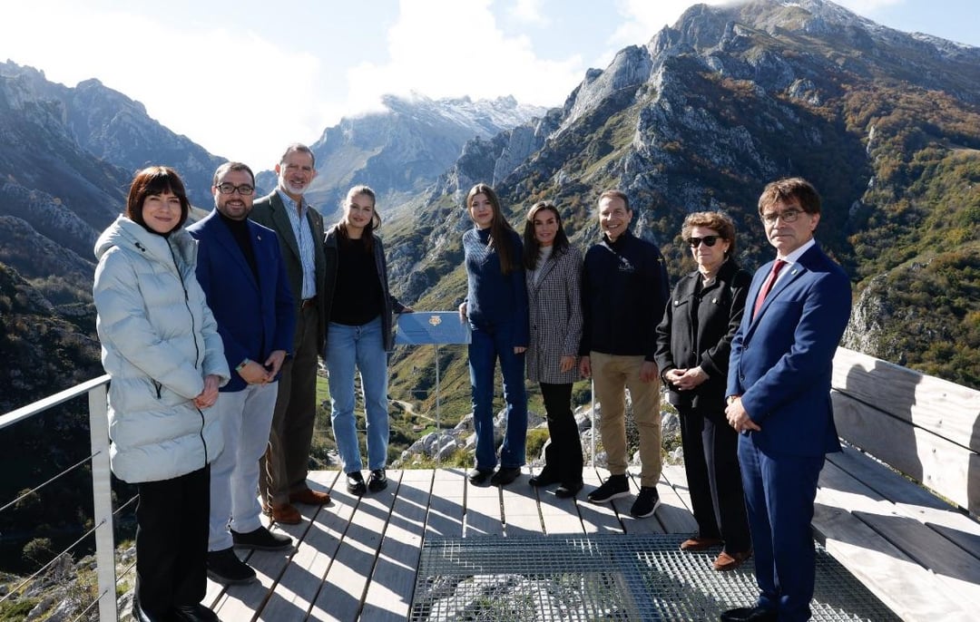 The Spanish royal family greet the residents of Sotres (Cabrales).