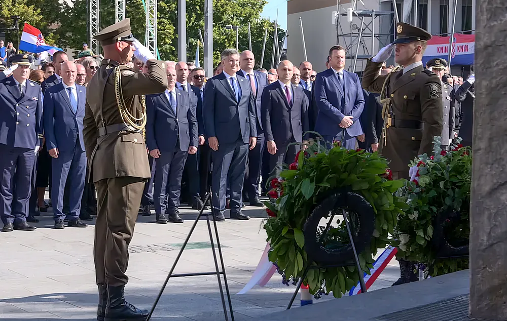 Ivan Anušić egy knini koszorúzás alkalmával a kormány többi tagjának társaságában