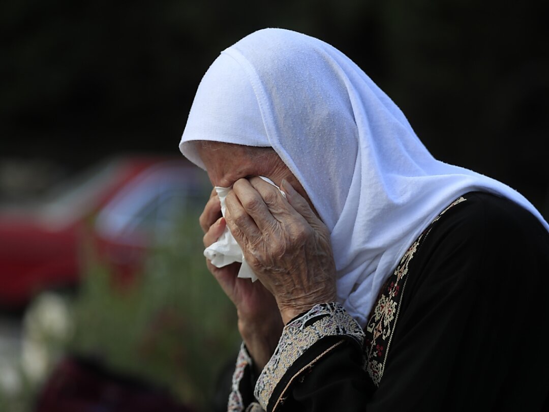 Une femme pleure la mort de sa petite-fille tuée dans des bombardements israéliens sur le port libanais de Sidon.