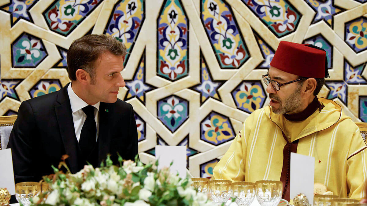 El presidente de Francia, Emmanuel Macron (izq.), habla con el rey de Marruecos, Mohamed VI, durante una cena de Estado en el Palacio Real de Rabat, el 29 de octubre de 2024, como parte de una visita de Estado de tres días del presidente de Francia a Marruecos - AFP/LUDOVIC MARIN