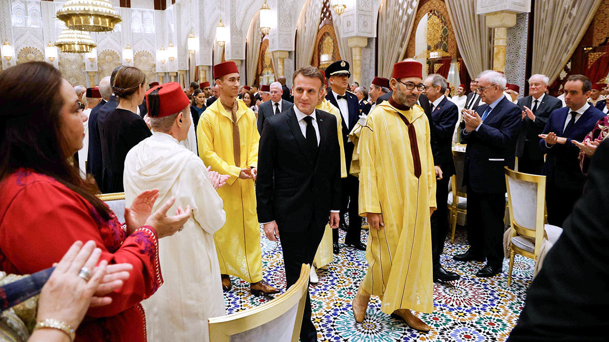 El rey de Marruecos, Mohamed VI (der.), camina junto al presidente de Francia, Emmanuel Macron (izq.), mientras saludan a los invitados durante una cena de estado en el Palacio Real de Rabat, el 29 de octubre de 2024 - AFP/LUDOVIC MARIN