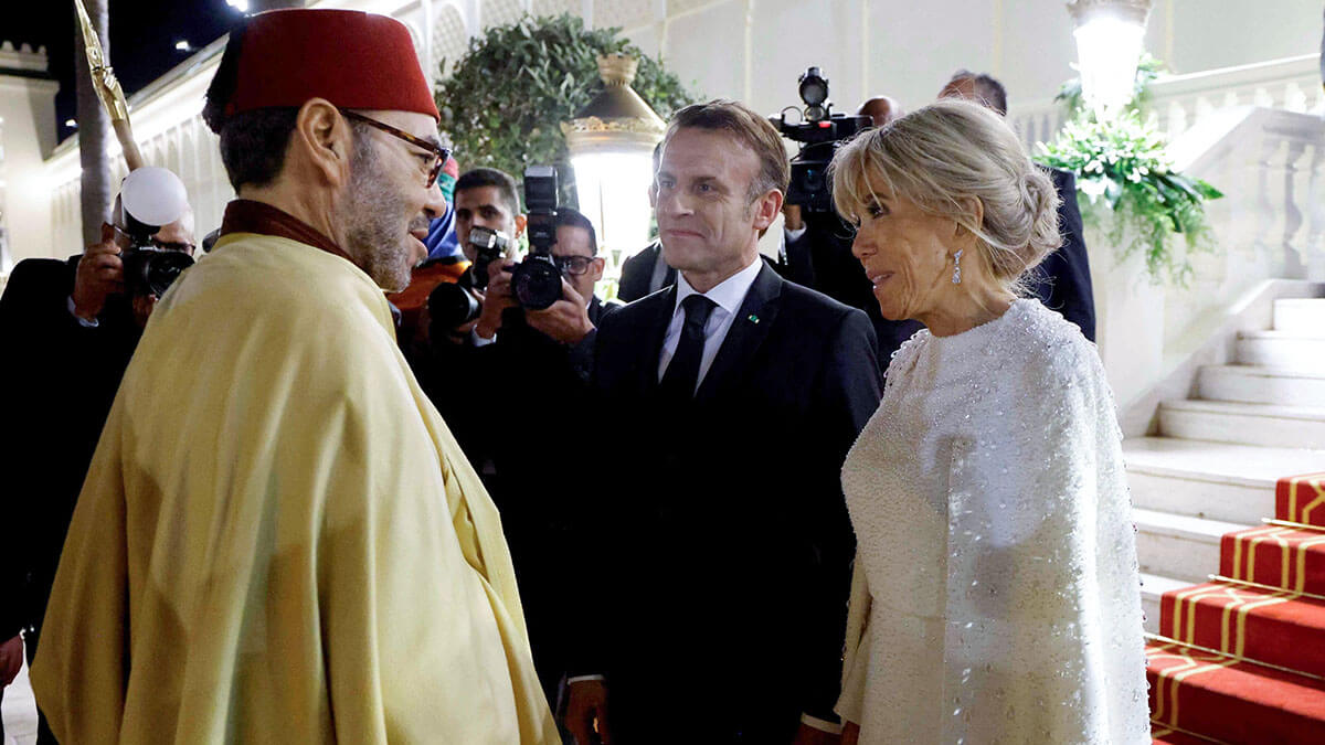 El rey de Marruecos, Mohammed VI (izq.), recibe al presidente francés, Emmanuel Macron (centro), y a su esposa, Brigitte Macron (der.), a su llegada al Palacio Real para una cena de Estado en Rabat, el 29 de octubre de 2024 - AFP/LUDOVIC MARIN 