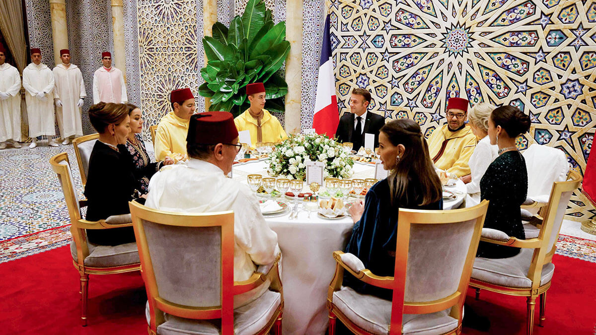 El príncipe Moulay Rachid de Marruecos (3-Izq), el príncipe heredero de Marruecos Moulay El Hassan (Centro Izquieda), el presidente de Francia Emmanuel Macron (Centro Derecha), el rey de Marruecos, Mohamed VI (2-Derecha), la esposa del presidente francés Brigitte Macron (Derecha) y miembros de la Familia Real asisten a una cena de Estado en el Palacio Real en Rabat, el 29 de octubre de 2024 - AFP/LUDOVIC MARIN