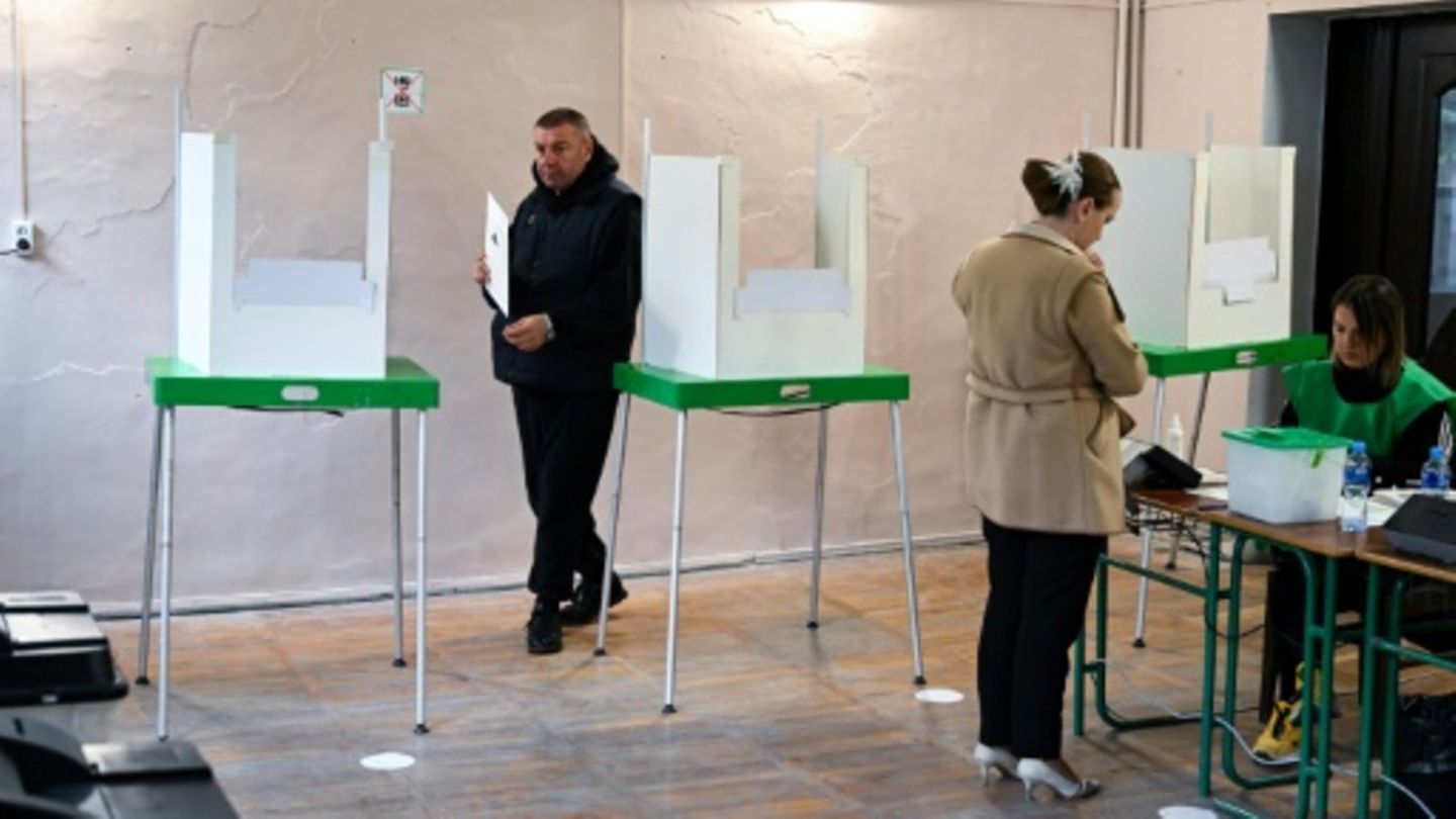 Stimmabgabe in einem Wahllokal in Tiflis