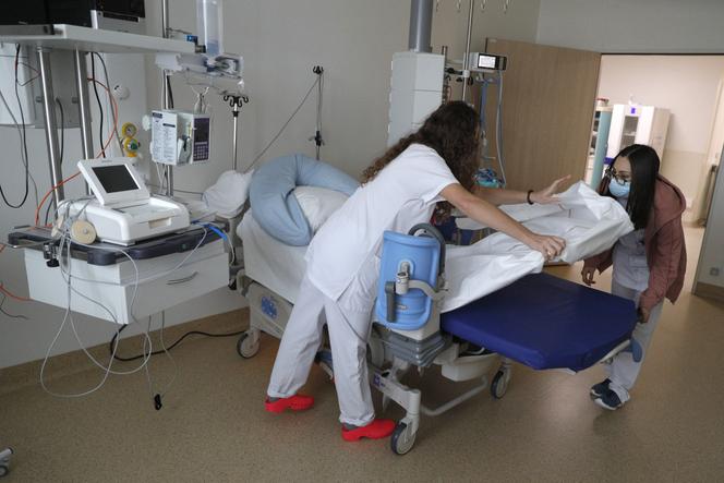 Midwives prepare a delivery room in the maternity ward of Ajaccio hospital, January 18.