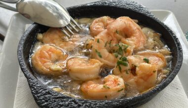 Gambas al Ajillo (Fried prawns with garlic and pepper)