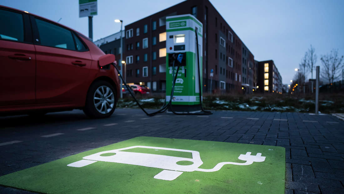 Infrastruktur: E-Autos benötigen eine entsprechende Infrastruktur, um aufgeladen zu werden. Derzeit gibt es noch nicht genügend öffentliche Ladestationen, um den Bedarf zu decken. Für lange Strecken oder abgelegene Orte sind Verbrenner daher immer noch die praktikablere Option.