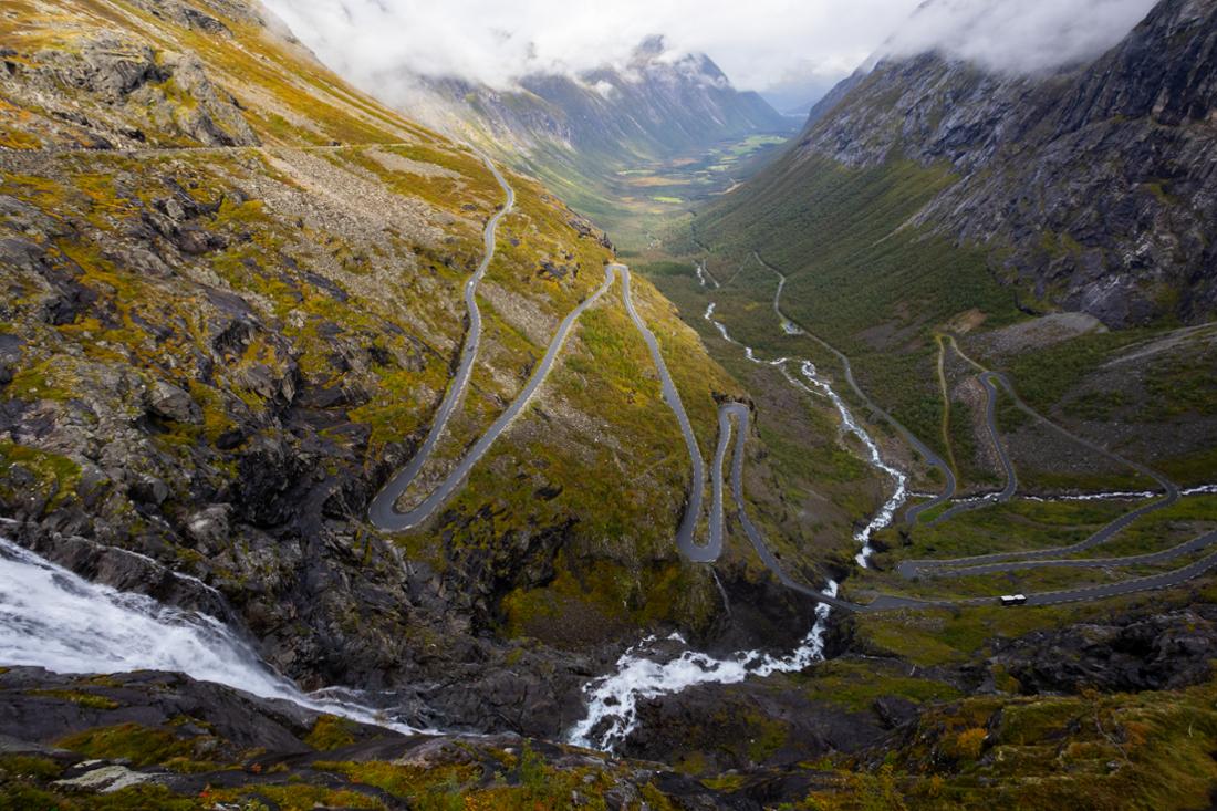 Herbstliche Landschaft auf der Passstraße Trollstigen in Norwegen.