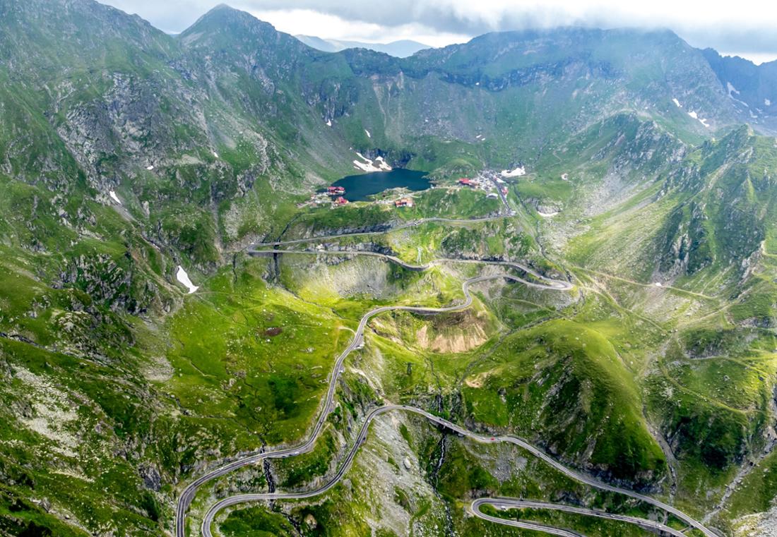 Beeindruckender Blick auf die Transfagarasan Straße im Fagarasgebirge in Rumänien.