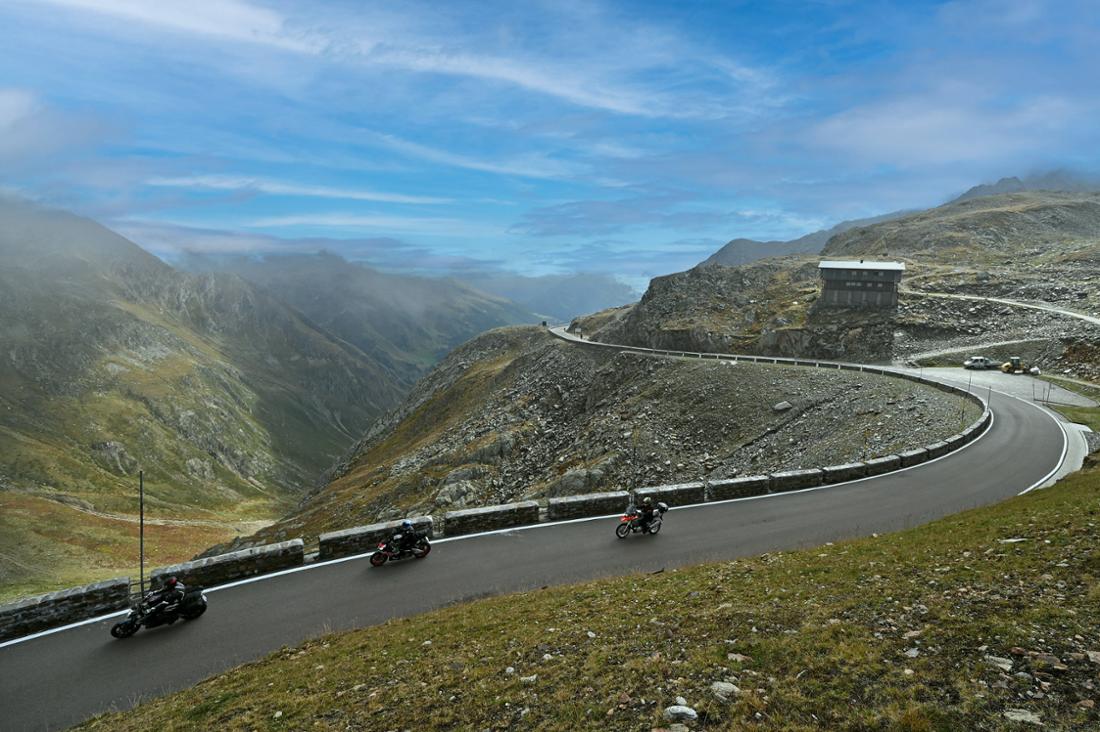 Motorradfahrer bewältigen eine langgezogene Kurve auf der Timmelsjoch Hochalpenstrasse. 