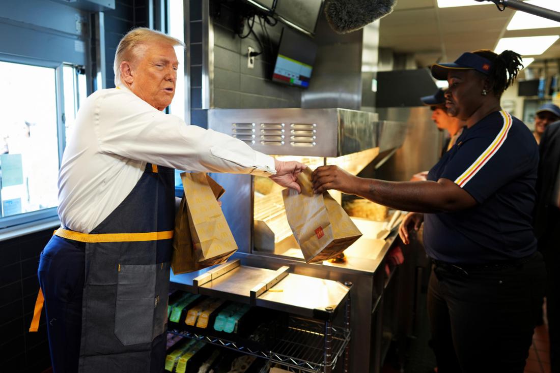 Donald Trump im Vorfeld der US-Wahl bei McDonald‘s im Einsatz.