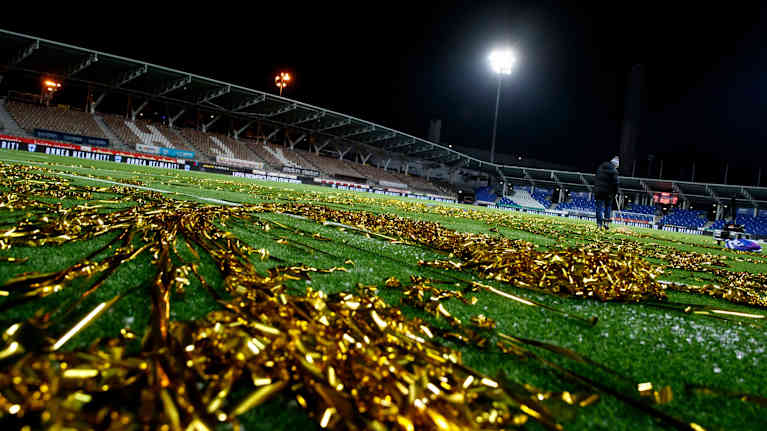 Kultahuiskuja Töölön jalkapallostadionilla.