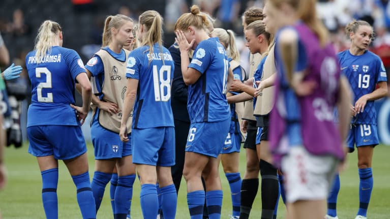 Suomen pelaajat päät painuksissa EM-kisoissa, kun Tanska voitti 1–0.