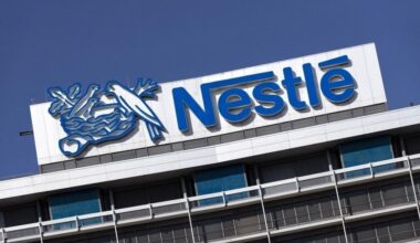 Eaux en bouteille : Nestlé a bien eu recours à "des traitements interdits", "au vu et au su" de plusieurs ministres - France Bleu