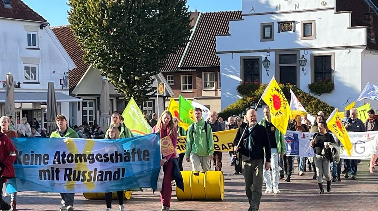 Protests in Germany against nuclear cooperation with Russia: Opponents of nuclear energy gathered for another protest in Lingen, Lower Saxony, on October 26, primarily opposing the planned involvement of the Russian state corporation Rosatom in fuel cell production at a local plant.