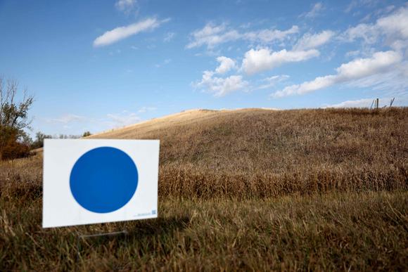 Un panneau « Blue Dot » (point bleu) dans un champ près d’Omaha, Nebraska, le 24 octobre 2024. Contrairement à la plupart des États, le Nebraska accorde au collège électoral une voix à chaque circonscription du Congrès. Les démocrates du Nebraska espèrent faire d’Omaha un « point bleu » dans un champ rouge républicain sur la carte du collège électoral.