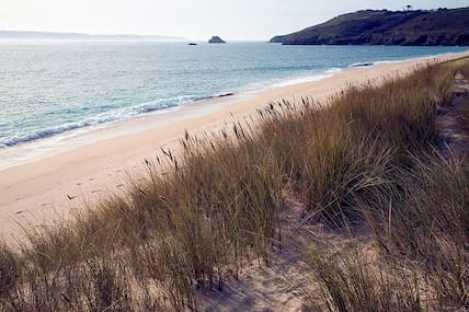 Der Shell Beach auf Herm besteht hauptsächlich aus klein gemahlenen Muschelschalen.