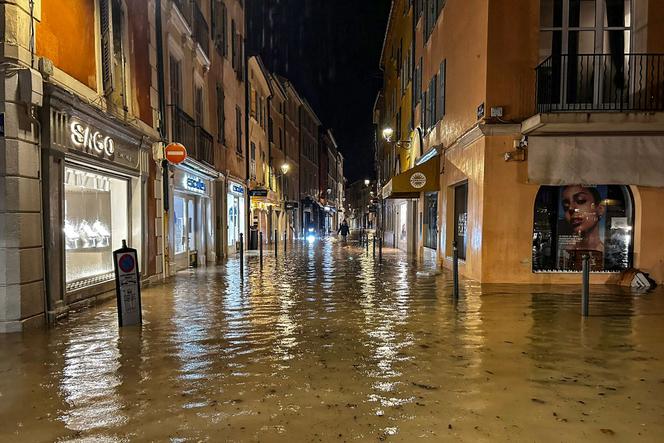 Une rue du centre-ville de Saint-Tropez, inondé en raison des fortes pluies, samedi 26 octobre 2024 au soir.