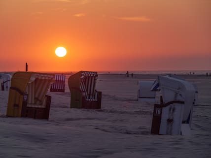 In den Strandkörben auf Juist lässt sich wunderbar das Meer und der Sonnenuntergang beobachten.