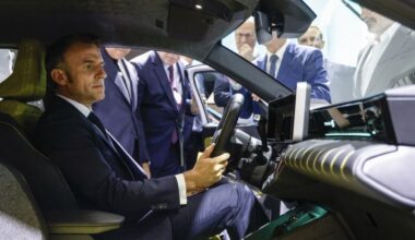 Macron inaugure le Mondial de l'automobile à Paris sur fond de crise pour les constructeurs français