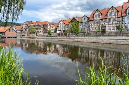 Das Stadtbild von Hannoversch Münden ist geprägt von der waldreichen Umgebung und Wasser.