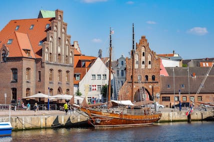 Im Hafen von Wismar legen immer wieder alte Schiffe an, die eindrucksvolle Geschichten erzählen.