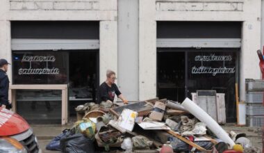 Maltempo in Emilia-Romagna oggi: a Bologna si spala il fango, aperto un fascicolo sulla morte di Simone Farinelli. «Allerta rossa per il Po tra Ferrara e Mantova, nuove evacuazioni»