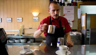 Un camarero sirve un desayuno en un bar de Madrid.