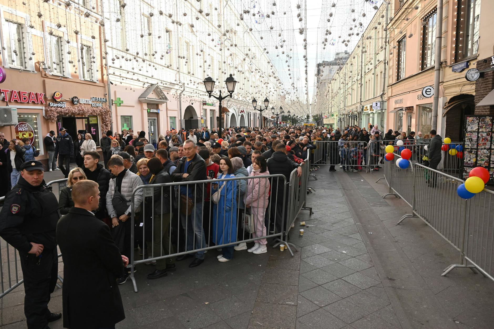 Menschenschlange vor dem Wahllokal in der moldauischen Botschaft in Moskau: In ganz Russland waren lediglich zwei Wahllokale geöffnet – obwohl in dem Land der größte Teil der Auslandsmoldauer lebt.