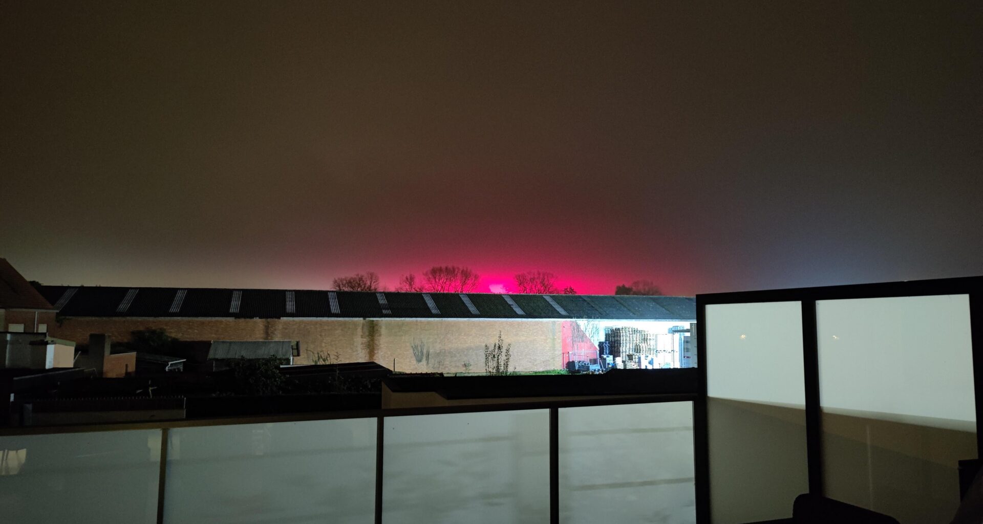 Iemand die weet wat dit roze licht is ten zuiden van Deinze?